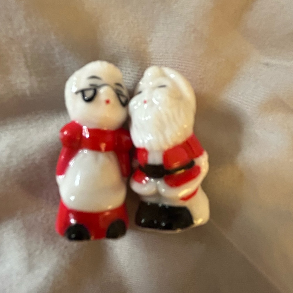 VINTAGE MINIATURE SANTA & MRS. SANTA CLAUS  FIGURINES BUG HOUSE 1/2"
